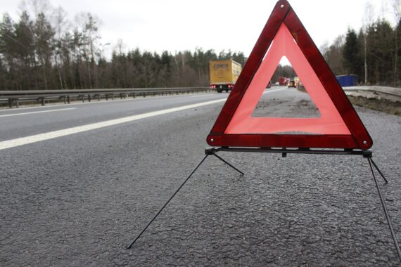 <span>Při dopravní nehodě, se musí policie volat, pokud je škoda nad 100 tisíc, pokud je někdo zraněný, pokud je to srážka se zvířetem nebo zvěří, nebo i pokud je škoda na nějakém okolním majetku. A někdy i v dalších případech.</span>